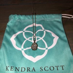 Pendant necklace in gunmetal with black drusy